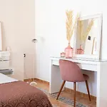 Vakantiehuis Golden Mile Townhouse With Garden, Bbq&walking Distance To Beach&old Town Marbella