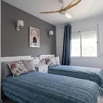 Дом отдыха Golden Mile Townhouse With Garden, Bbq And Walking Distance To And Old Town *