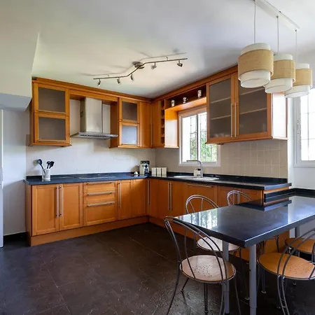 Dom wakacyjny Golden Mile Townhouse With Garden, Bbq And Walking Distance To And Old Town Marbella